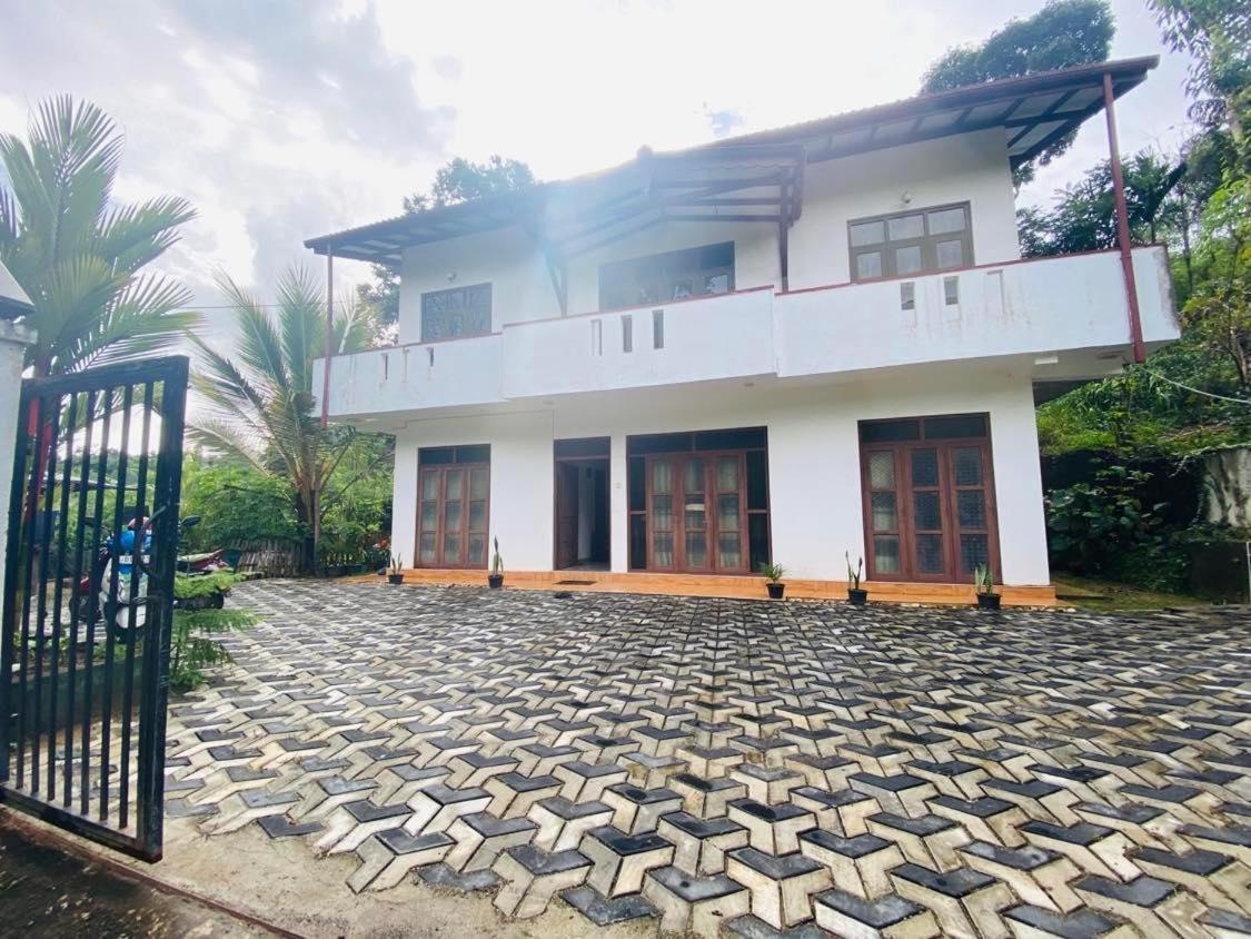 Montes Ella Bed & Breakfast Exterior photo